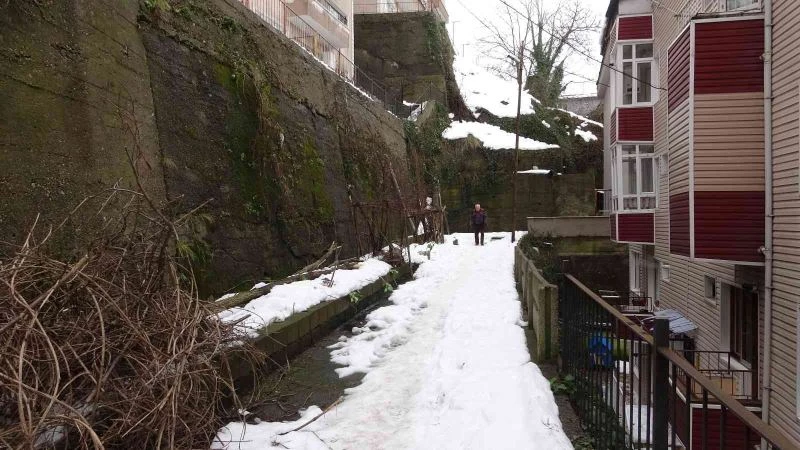 Gurbetçi aile, mahkemeyi kazanmasına rağmen yolun yapılmasını bekliyor

