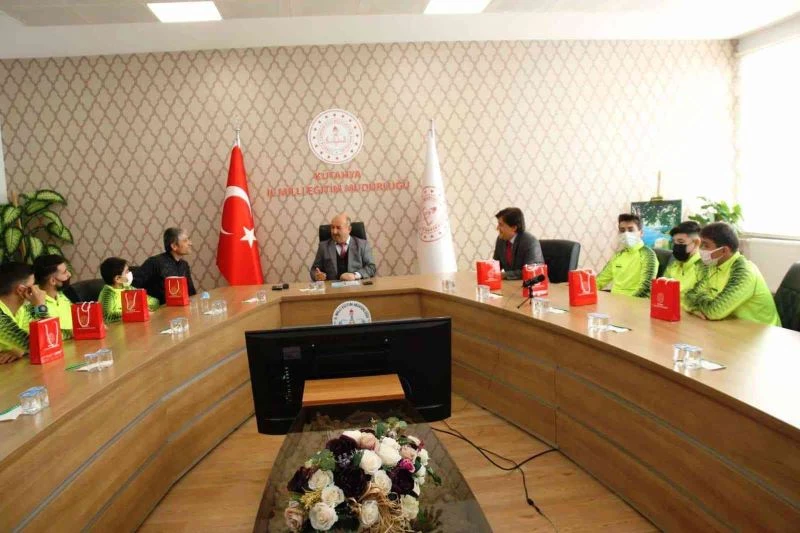 Müdür Başyiğit, KUTSO MTAL Kros Takımını kabul etti
