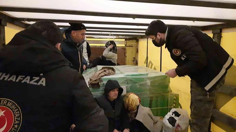 Sarp Sınır Kapısında tırın dorsesinde yurt dışına kaçmaya çalışan 5 kişi yakalandı
