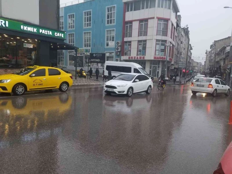 Uzunköprü’de  karla karışık yağmur etkili oluyor
