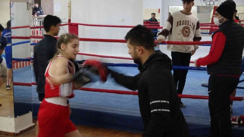 Kadın boksörler ringde fırtına gibi
