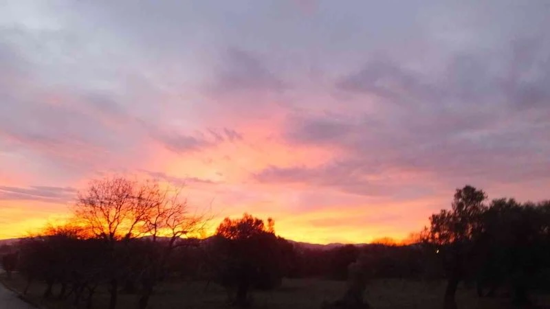 Burhaniye’de güneşin doğuşu böyle görüntülendi
