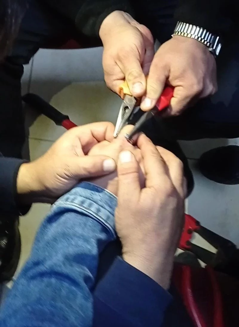 Öğrencinin parmağına sıkışan yüzüğü itfaiyeciler keserek çıkardı
