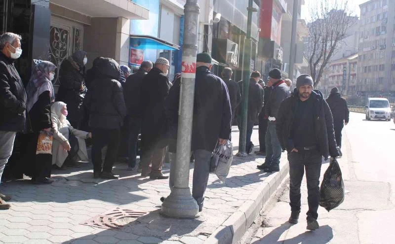 Emekli maaşını almak isteyen vatandaşlar kaldırımda yürümeye yer bırakmadı
