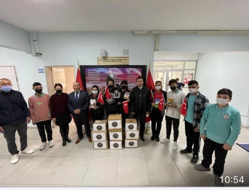“Bir Kitap Bir Çocuk” ile Gümüşlük Ortaokulu’na “Bin 500” Kitap
