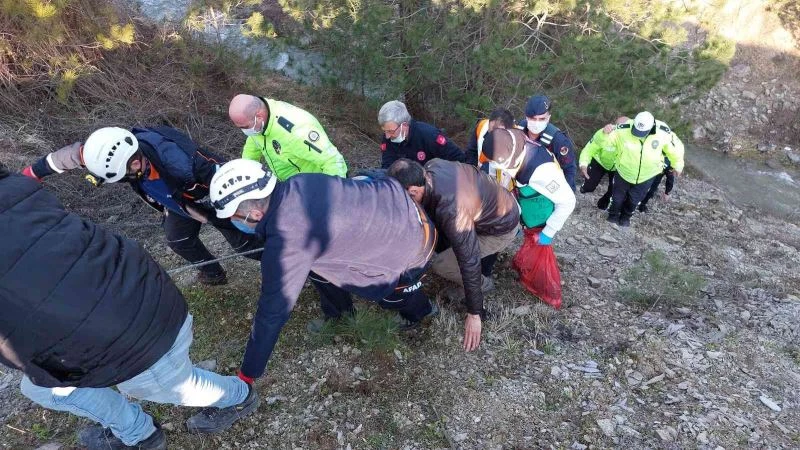Uçurumdan dereye yuvarlanan otomobildeki yaralılar halat yardımıyla çıkartıldı
