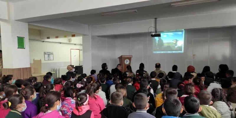 Çocuklar jandarmayla birlikte çizgi film izledi
