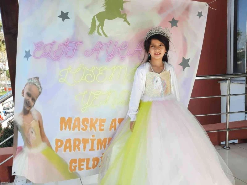 Lösemiyi yenen Elif, maske atma partisi yaptı
