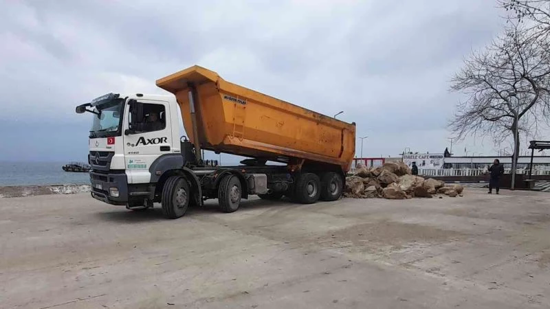 Çınarcık’ta Turgut Özal Parkı kıyı şeridi onarılıyor
