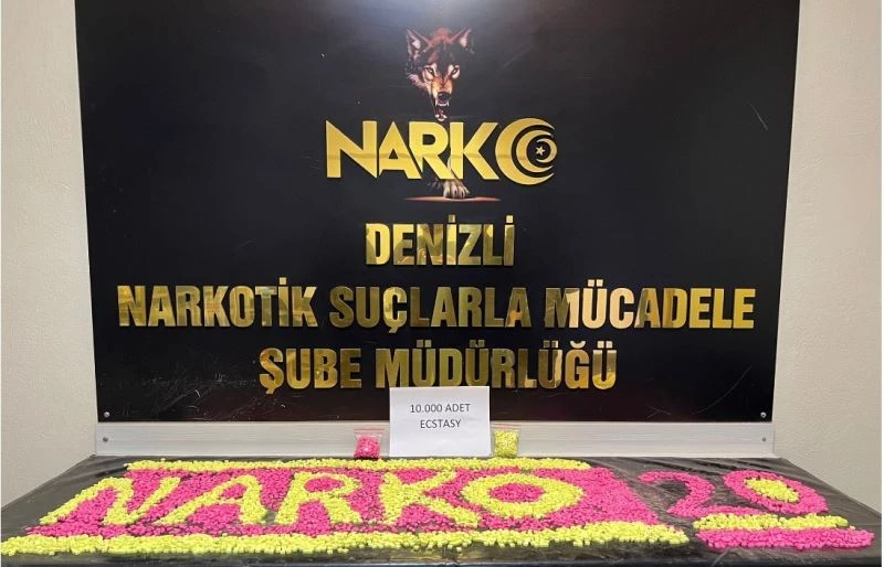 Asma tavandaki gizli bölmeden uyuşturucu ve para çıktı
