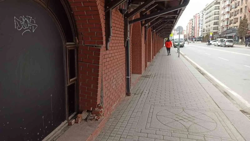 Bakımsız duvar onarılmayı bekliyor
