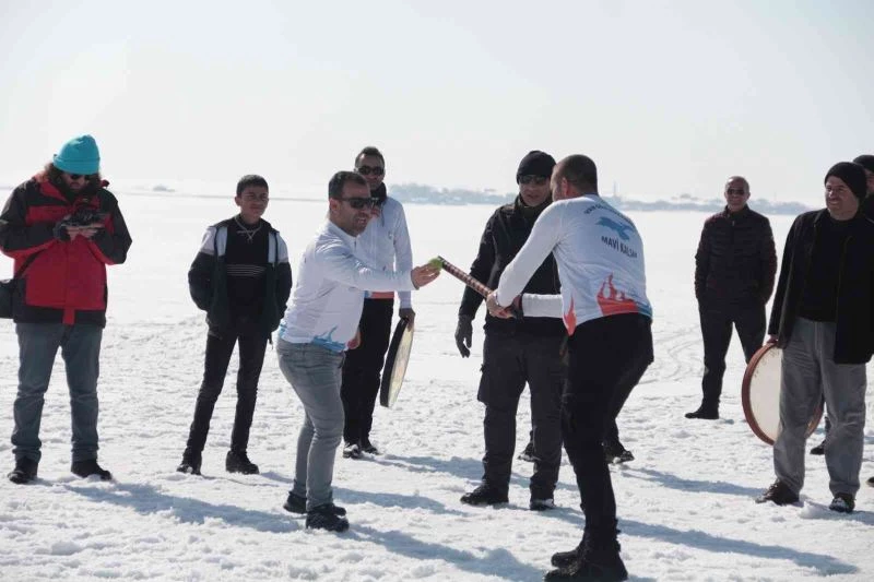 Buzla kaplı Arin Gölü’nde beyzbol keyfi
