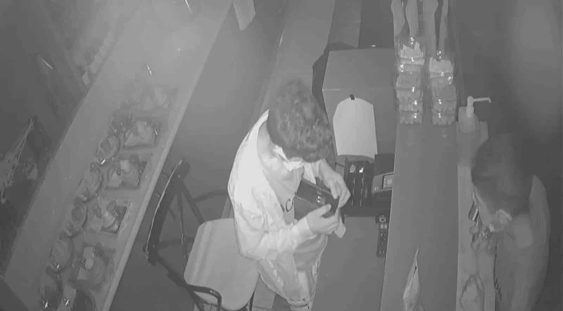 Hırsızlar bahşiş kutusunu bile çaldı
