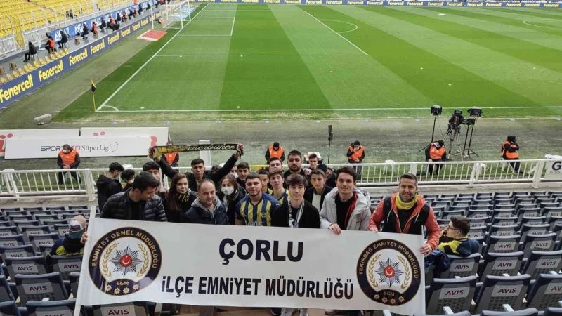 Çorlulu çocuklar Fenerbahçe - Hatayspor maçını tribünden izledi
