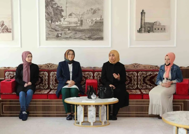 Kadın ve Aile Hizmetleri Daire Başkanlığı mahalle toplantılarını sürdürüyor
