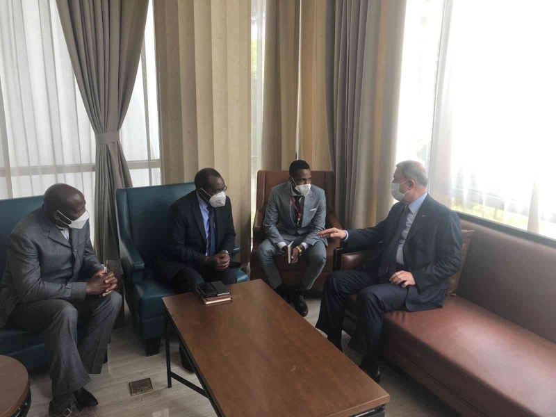 Milli Savunma Bakanı Akar, Kongo Demokratik Cumhuriyeti Savunma Bakanı Kurhenga ile görüştü
