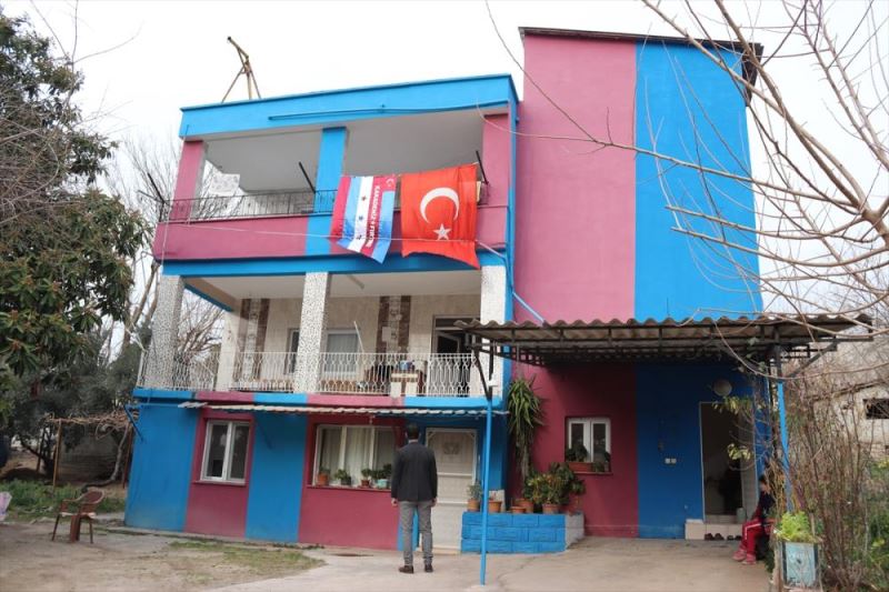 Osmaniyeli Trabzonspor taraftarı, 2 evini bordo-mavi renklere boyadı