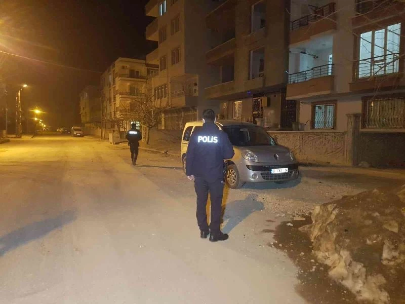 Hırsızlar sokaktaki demir mazgalları çaldı
