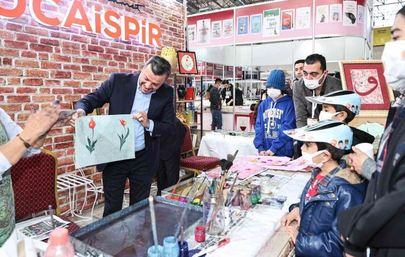 Başkan Kocaispir, fuarda lale figürlü ebru yaptı
