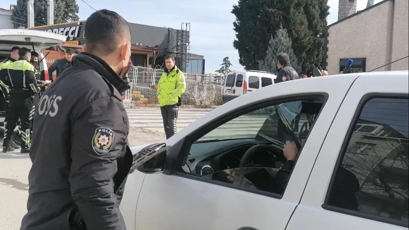 Ceza yememek için cam filmlerini elleriyle söktü
