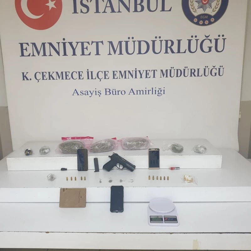 Küçükçekmece’de polisin şüphelendiği araç uyuşturucu deposu çıktı
