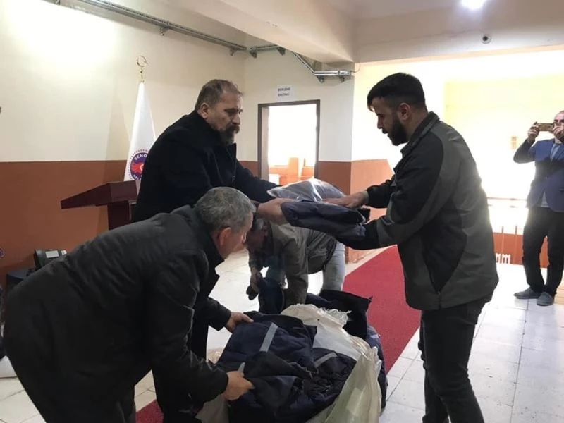 Belediye Başkanı personellerine üniforma dağıttı
