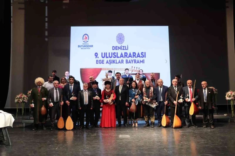 Aşıklar Denizlililer için çalıp söyledi
