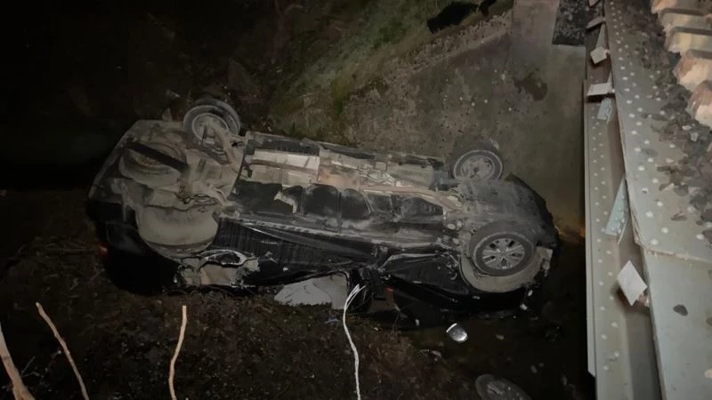 Çatalca’da kamyonet yük treniyle çarpıştı: 2 yaralı
