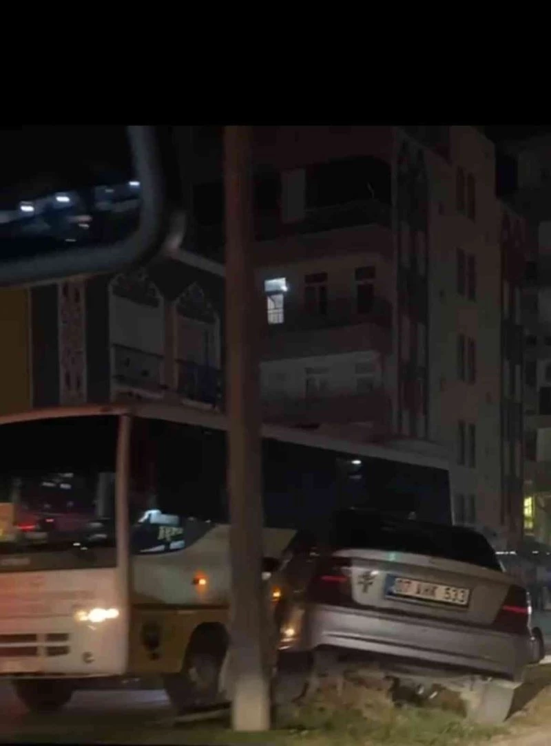 Alkollü ve ehliyetsiz sürücü elektrik panosuna çarptı
