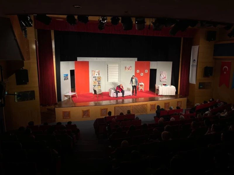 ‘Son 5 Dakika’ oyunu tiyatroseverlerle buluştu
