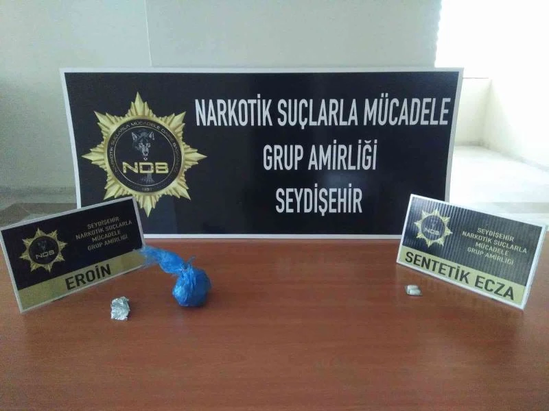 Yolcu otobüsünde bacağına sarılı eroinle yakalandı
