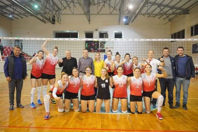 Voleybolda Ayvalıkgücü lige damgasını vurdu

