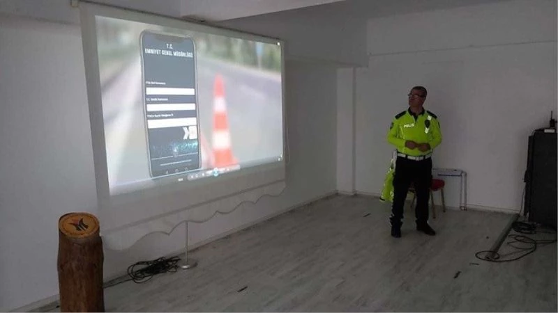 Trafik polislerinden öğrencilere eğitim
