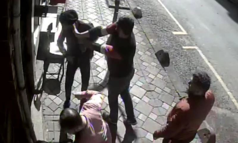 Zeytinburnu’nda öldüresiye dayak kamerada
