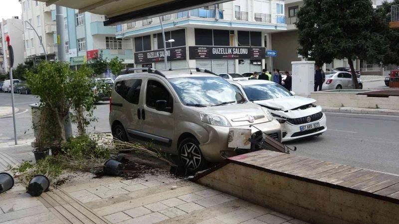 Çöp kutusu ve bank kaza yapan aracın iş yerine girmesini engelledi
