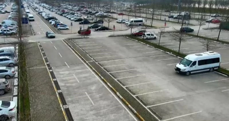 Otoparkta kazaya karışan otomobilin takla atma anı kamerada
