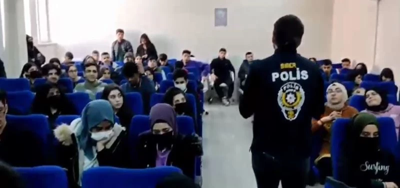 Van polisi öğrencileri siber suçlara karşı bilgilendirdi
