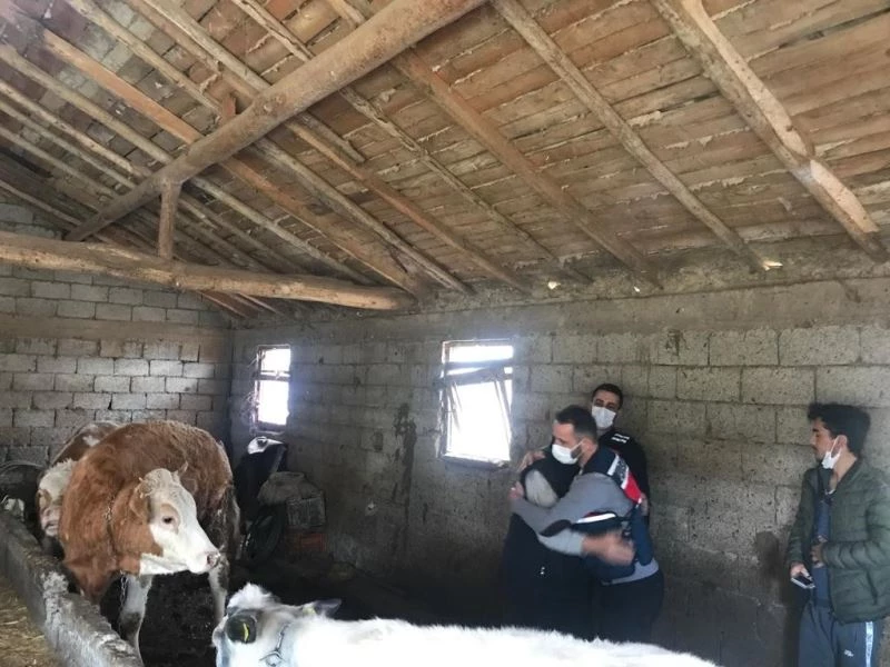 Antalya’da jandarmanın hayvanlarına kavuşturduğu besici büyük mutluluk yaşadı
