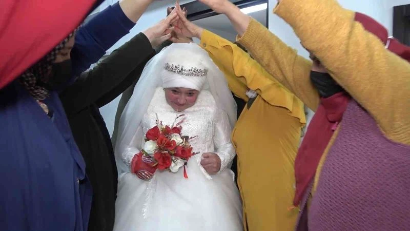 Düğününde hayal ettiği beyaz gelinliği 40 yıl sonra giydi
