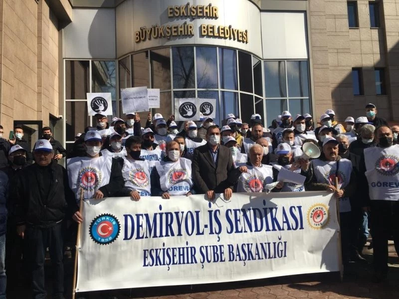 ESTRAM işçileri belediyeyi protesto etti
