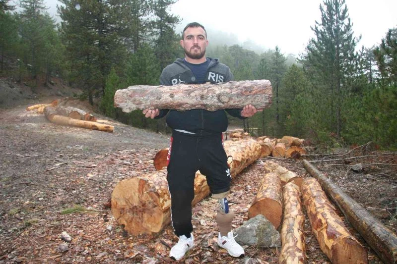 Engelli sporcu, 140 kilo kaldırarak engelsiz rakiplerini geçti
