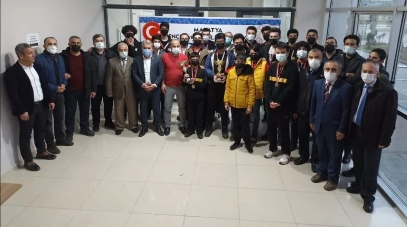 Satranç Şampiyonası çekişmeli geçti
