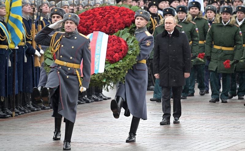 Putin “Vatan Savunucuları Günü” nedeniyle Meçhul Asker Anıtı’na çelenk bıraktı
