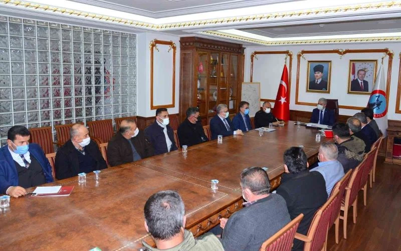 Vali Akın, köy muhtarlarıyla bir araya geldi
