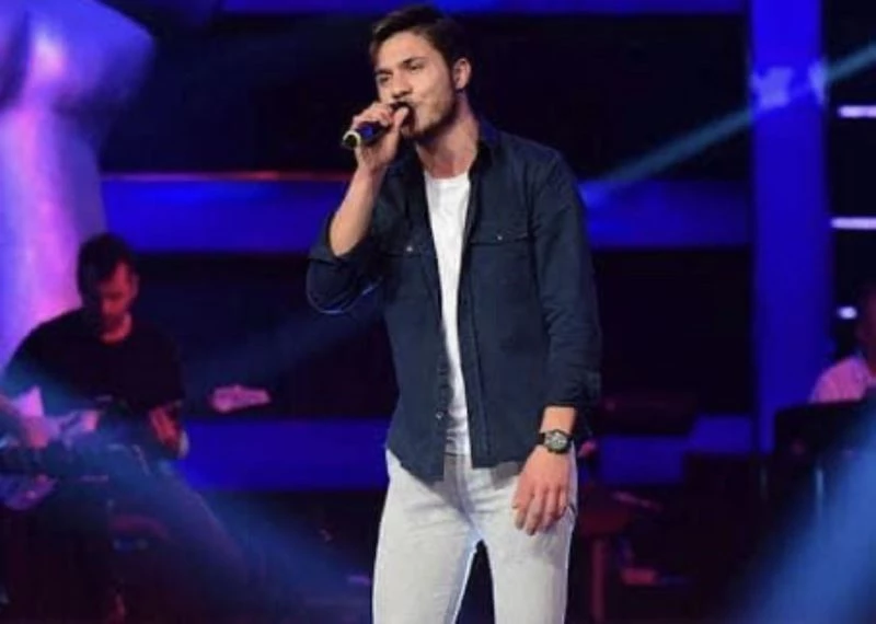 “O Ses Türkiye” yarışmacısına İstanbul’da silahlı saldırı kamerada: Genç sürünerek girdiği dükkanda yardım bekledi
