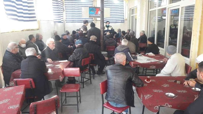 Kahvehanedeki vatandaşlara trafik eğitimi verildi
