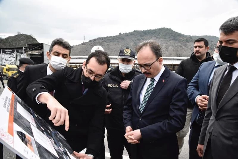 Vali Dr. Kızılkaya köprülü kavşak şantiyesinde incelemelerde bulundu
