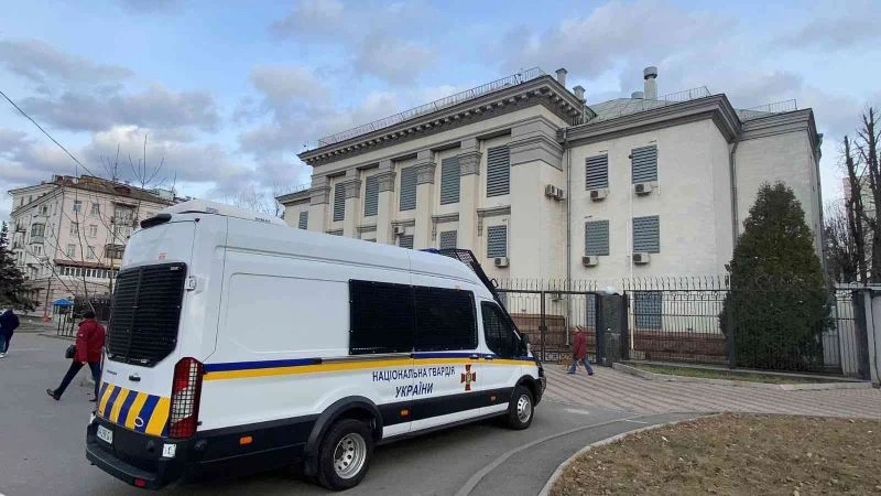 Rusya Kiev Büyükelçiliğindeki bayrağını indirdi
