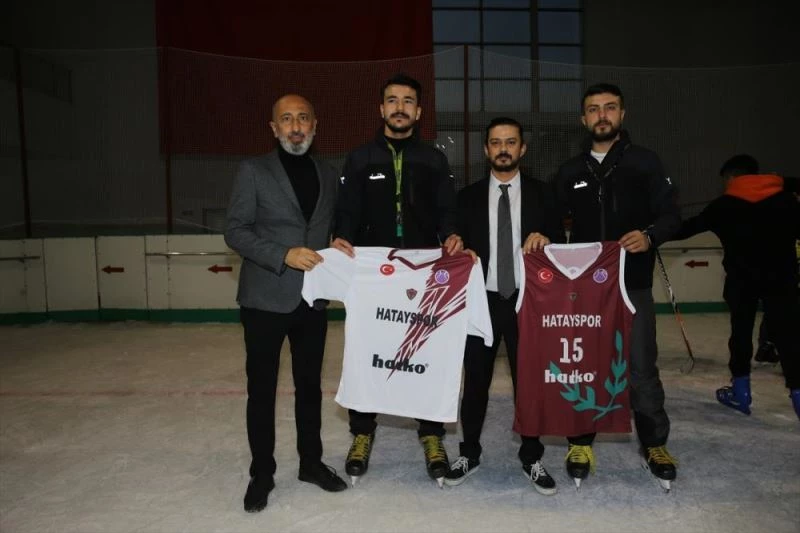 Hataysporlu kadın basketbolcuları, minik buz hokeycilerle buluştu