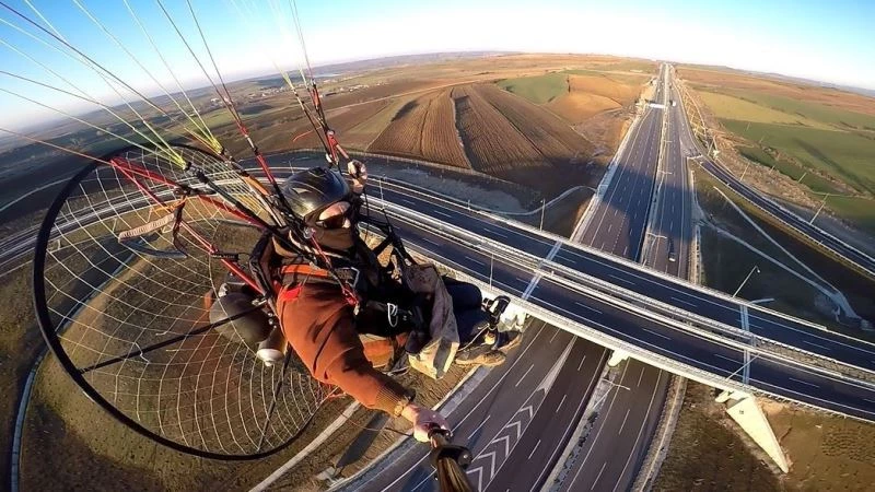 2 saatlik paramotor uçuşuyla Tekirdağ- Çanakkale Otoyolu’nun son halini görüntüledi
